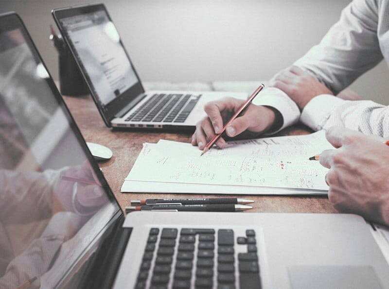 Laptops und Dokumente